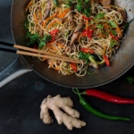 noodles με γλυκόξινη σάλτσα νουντλς