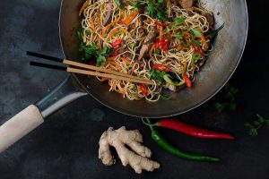 noodles με γλυκόξινη σάλτσα νουντλς