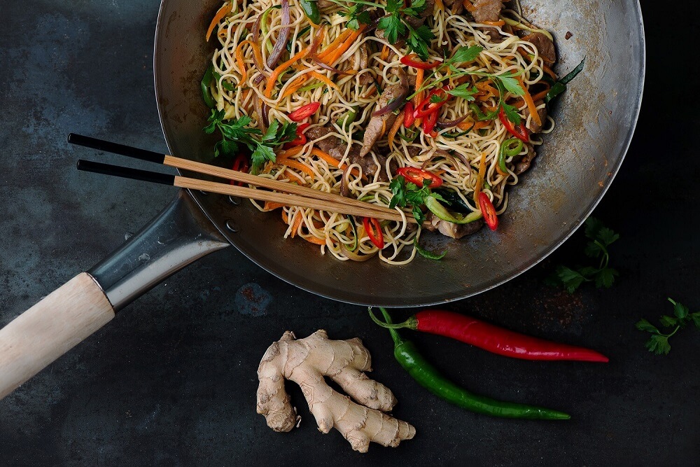 noodles με γλυκόξινη σάλτσα νουντλς