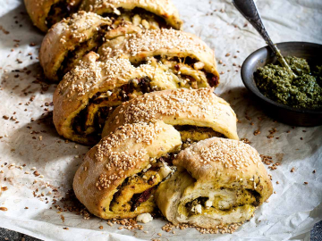 Ψωμί με γέμιση πέστο και πιπεριά