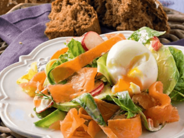 Σαλάτα με σολομό, αβοκάντο και αυγό