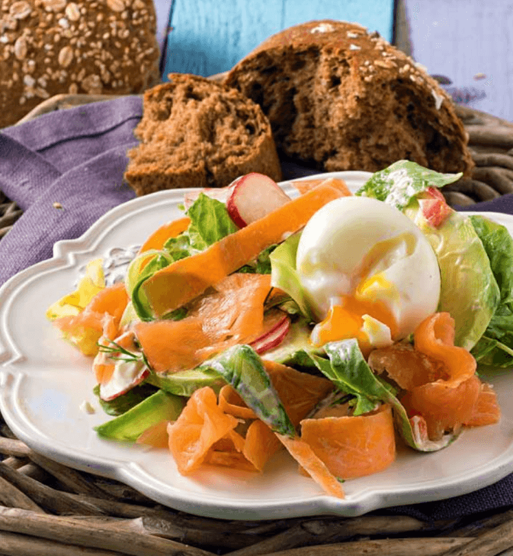 Σαλάτα με σολομό, αβοκάντο και αυγό-featured_image