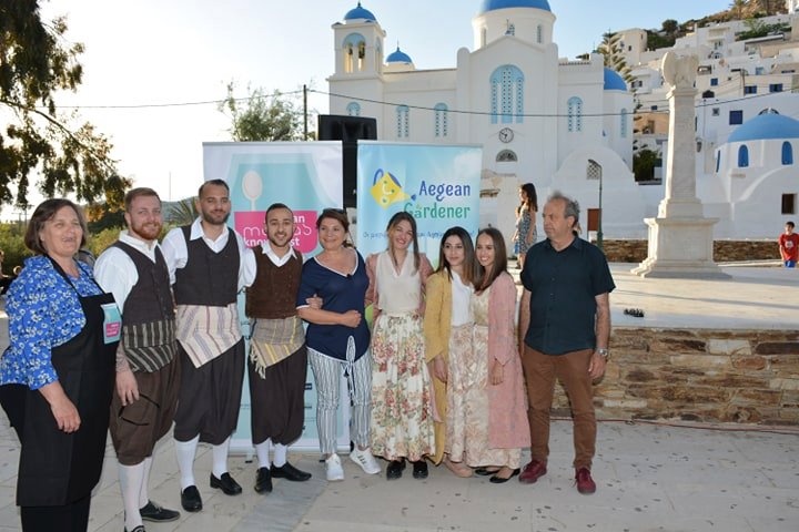 Το νησί με τις υπέροχες παραλίες και τα κατάλευκα σπίτια κτισμένα στη χαρακτηριστική πέτρα, σκαρφαλωμένα σε υψόμετρο, τους φιλόξενους κατοίκους και τις ατέλειωτες ανηφοριές, διαθέτει ομορφιά μοναδική και τοπία που μαγεύουν τον επισκέπτη. Όλα αυτά συνοδεύονται από τον πλούτο της Νιώτικης γαστρονομίας που επηρεάζεται κυρίως από την κτηνοτροφία και την καλλιέργεια της γης.