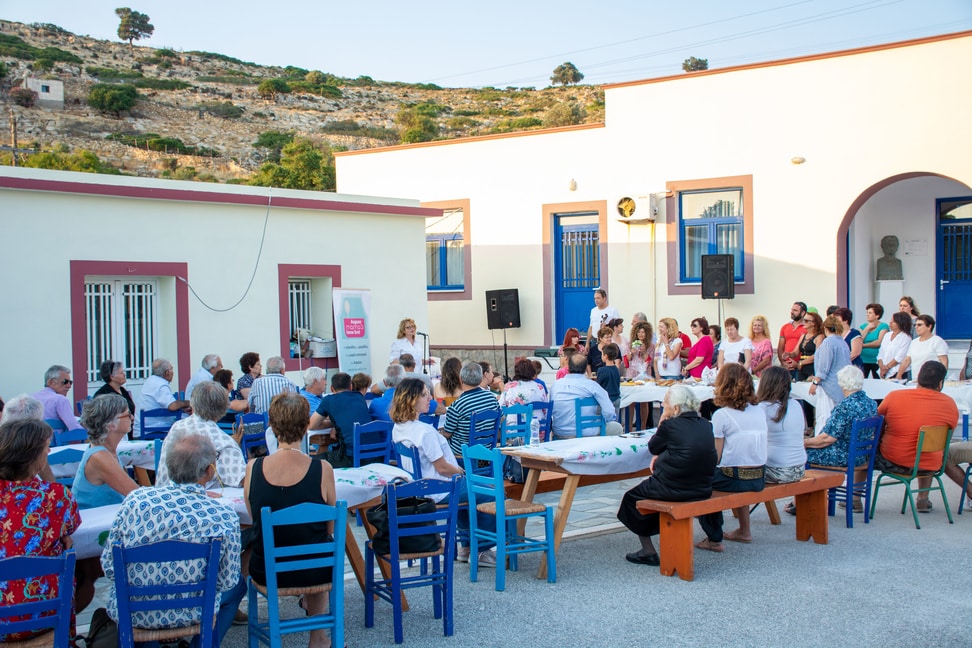 Μαγείρευσαν: κ. Αναστάσιος Καρύδης κακαβιά, κα Ειρήνη Κανέλλη χταπόδι στιφάδο, κα Καλλιόπη Καρύδη «γριές» και κουνέλι στιφάδο, κα Νίκη Πιτσά χοιρινό με πιπεριές και μύδια αχνιστά, κα Αργυρώ Κατσουλιέρη φάβα, κα Ειρήνη Κατσουλιέρη κατσίκι με πατάτες και τάκο με φέτα τοπική, κα Μαρία Δαλδαβάνη τηγανίτες, κα Ευδοκία Καρύδη πατσαβουρόπιτα, κα Ελένη Κόττορα, creperi “memento” χταπόδι στιφάδο και γλυκό συκαλάκι, κα Μαρία Σανδαλή παραδοσιακές δίπλες και πουγγί, κα Μόσχα Κοττόρου λουκουμάδες και καραβόλους με κρεμμύδια, κα Δήμητρα Κοττόρου ραβανί, κα Ειρήνη Μπάρκουλα τηγανιά κρασάτη, κα Άννα Κυπραίου καλαμάρια γεμιστά, κα Ελένη Κυπραίου παραδοσιακές πίτες της Λαμπρής, κα Παρασκευή Μιχελή μαρκάκι και κατσικάκι καπαμά, κα Αναστασία Κοζιώνη ψωμί ζυμωτό και τυριά τοπικά με λαχανικά κήπου, κα Έφη Χατζή καραβόλους με ρύζι και κέϊκ με σχινόκαρπο, κα Χρυσώ Καμίτση, εστιατόριο «Ατσίδας» μυζηθροπιτάκια και μελιτζάνες ρολλάκια, κ. Νικόλαος Κόττορος, κτηνοτρόφος ξυνομυζήθρα, κ. Γεώργιος Καμίτσης, ταβέρνα George κατσίκι λεμονάτο, κα Μαρία Καμίτση κατσίκι πατατάδο του γάμου, ιχθυοκαλλιέργειες «FORKYS» τσιπούρες ψητές, κ. Γιάννης Κοπανιάρης, κα Θεολογία Γιαμαίου «γριές» πίτες, κ. Μιχάλης Κουκούλης μακαρονάδα του ψαρά, κ. Μιχάλης Έλληνας θαλασσινή ποικιλία, κα Μαρία Κυπραίου – φούρνος τοπικό άρτο, κα Ανδρονίκη Κόττορα ντολμαδάκια.