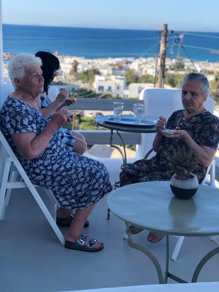Θα σας σερβίρουν καφέ σε παριανό σπίτι; Δίπλα θα υπάρχει κι ένα τραγανό αρωματικό κουλουράκι που μοσχοβολάει και θρυματιζεται στην πρώτη μπουκιά.