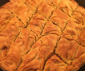 παραδοσιακη κρεμμυδόπιτα Μυκόνου με χωριάτικο φύλλο κυκλαδίτικη συνταγή για πίτα