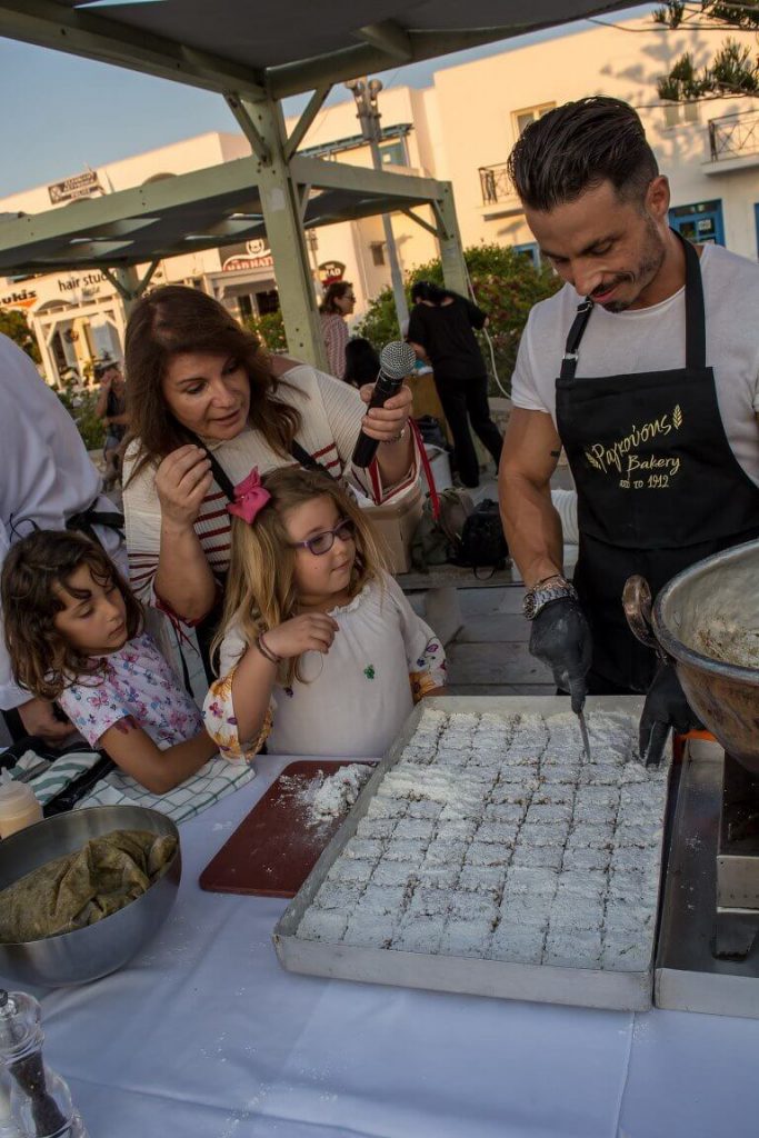 Παραδοσιακό γλυκό της Πάρου, γλυκό του γάμου και της χαράς. Έχει τη γέμιση του μπακλαβά με καρύδι και αμύγδαλο αλλά δεν έχει φύλλο. Το φύλλο σχηματίζεται με ζάχαρη άχνη στην βάση και στην επιφάνεια του γλυκού. Ένα γλυκό που αναζητούν οι επισκέπτες να δοκιμάσουν!