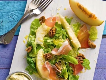 Καλοκαιρινή σαλάτα με πεπόνι