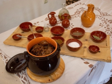 Κατσικάκι κοκκινιστό στο φούρνο