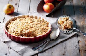ευκολη τριφτή μηλόπιτα κραμπλ (apple crumble) σαν ταρτα με ζυμη μπισκοτου συνταγη αργυρω μπαρμπαριγου