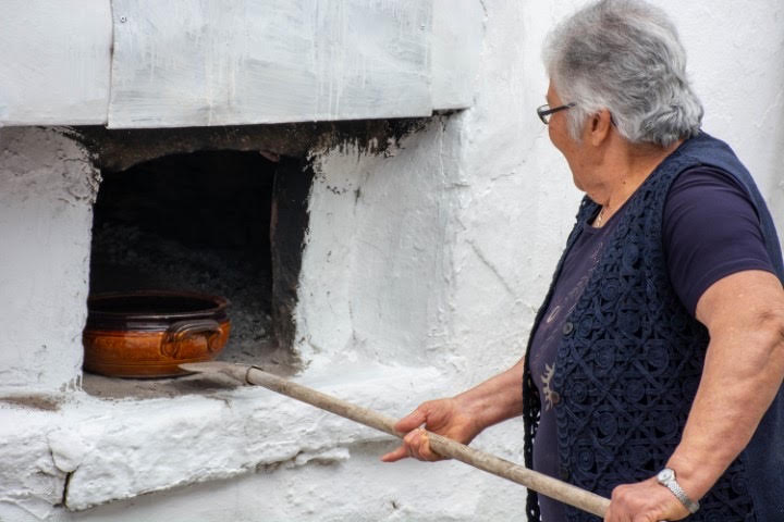 Κάτι αντίστοιχο είναι και ο Πασχάτης. Γεμιστό αρνί που σιγοψήνεται στο φούρνο και σερβίρεται το Πάσχα στο ροδίτικο πασχαλινό τραπέζι