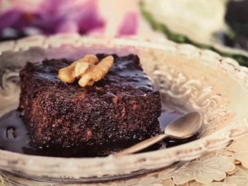 Καρυδόπιτα με σιρόπι σοκολάτας