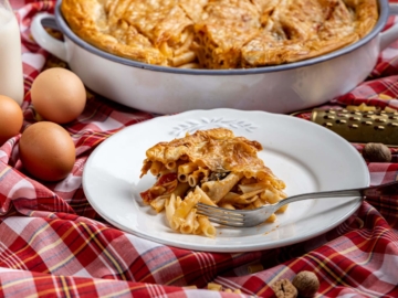 Μακαρονόπιτα με μπεσαμέλ και κιμά