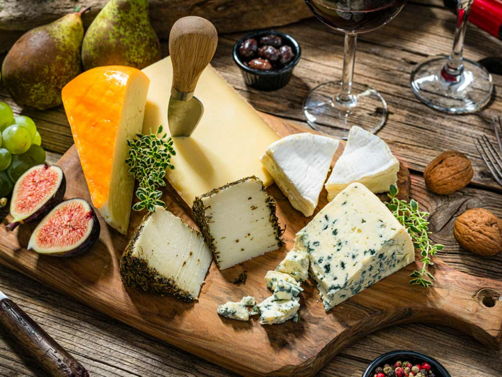 Πλατώ με τυριά: τι τυριά διαλέγουμε και πώς τα σερβίρουμε