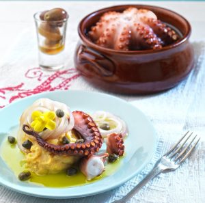 χταπόδι με φάβα κρεμμύδια συνταγη