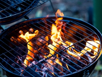 Πώς να καθαρίσετε τη σχάρα του bbq χωρίς χημικά