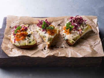 Καβουροσαλάτα σε φρυγανισμένο ψωμί