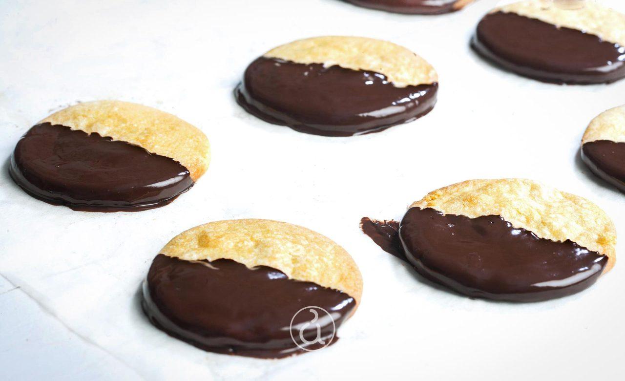Αργυρώ Μπαρμπαρίγου | Αρωματικά βουτυρένια μπισκοτα για τους λάτρεις των απλών αλλά γεμάτων γεύσεων! δίχρωμα μπισκότα βουτύρου