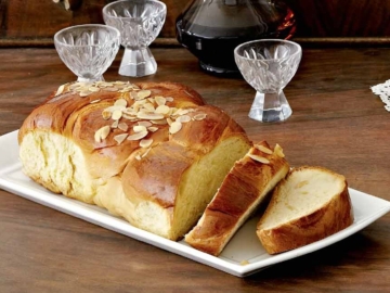 Παραδοσιακό τσουρέκι με προζύμι