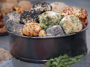 Χρωματιστό σκορδόψωμο με τυρί