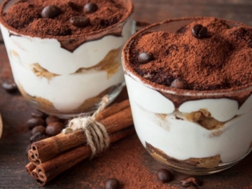 Εύκολα ατομικά γλυκά σε ποτήρι