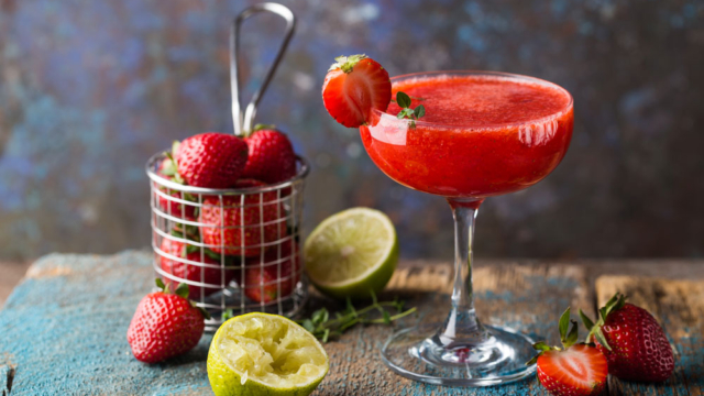 συνταγη daiquiri φράουλα frozen ντακιρι ποτο strawberry daquiri cocktail daikiri κοκτειλ με ρουμι