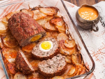 Ρολό κιμά με αυγά και μελωμένες πατάτες