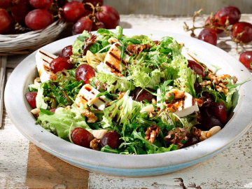 Φθινοπωρινή σαλάτα με κόκκινο σταφύλι