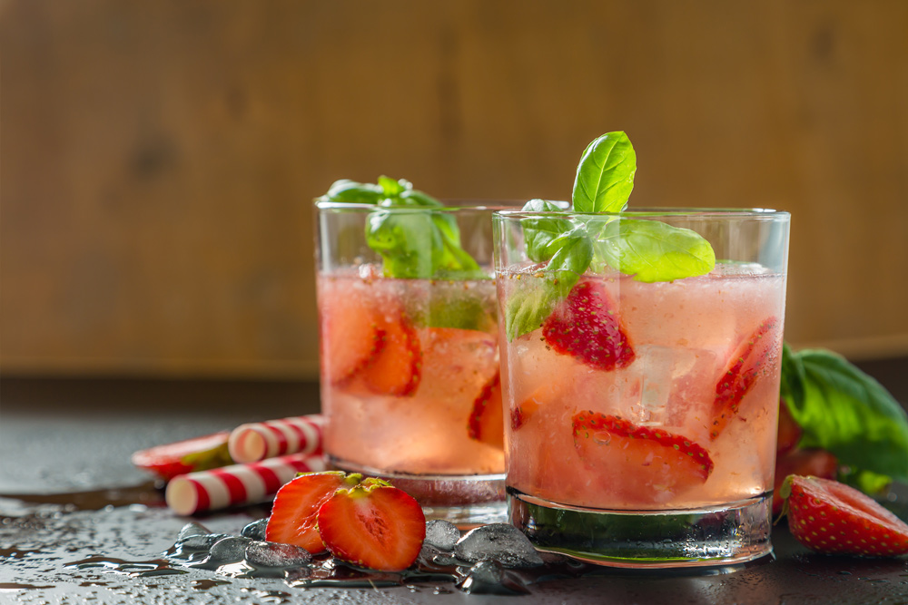 Basil and strawberry smash κοκτέιλ με μαστίχα