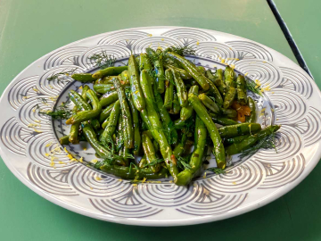 Φασολάκια σαλάτα λεμονάτα