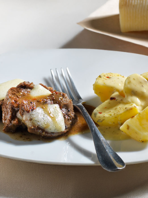 Μοσχάρι πιπεράτο με τυρί