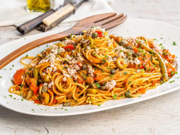 Μακαρόνια με τόνο και κόκκινη σάλτσα