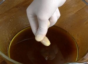 Ανακάτεμα υγρών υλικών για τα μελομακάρονα της Αργυρώς - μελομακάρονα - μελομακάρονα αργυρώ - μελομακάρονα της γιαγιάς