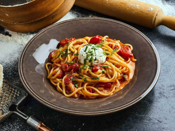 Μακαρόνια µε ντοµατίνια και ξινοµυζήθρα