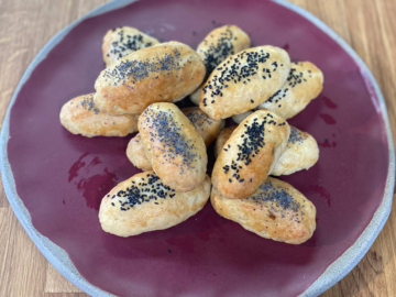 Μπουρεκάκια νόστιμα με σαλάμι και τυρί