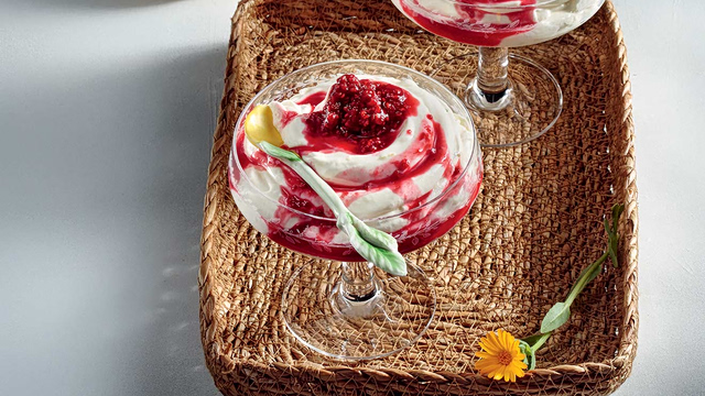 Μους με λεμόνι, λάιμ και κόκκινα φρούτα