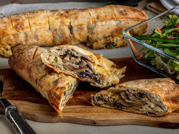 Μανιταρόπιτα ρολό με τυριά και ζαμπόν