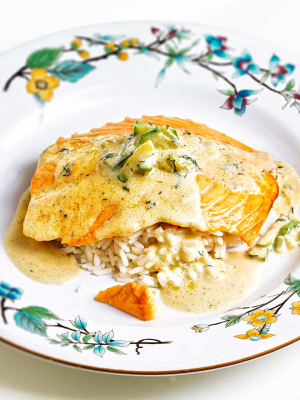 Σολωμός με σάλτσα τυριού