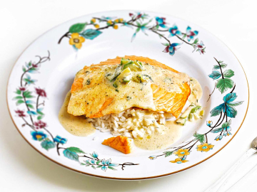 Σολωμός με σάλτσα τυριού