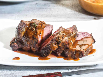 Σπαλομπριζόλα μοσχαρίσια με σάλτσα ψητού