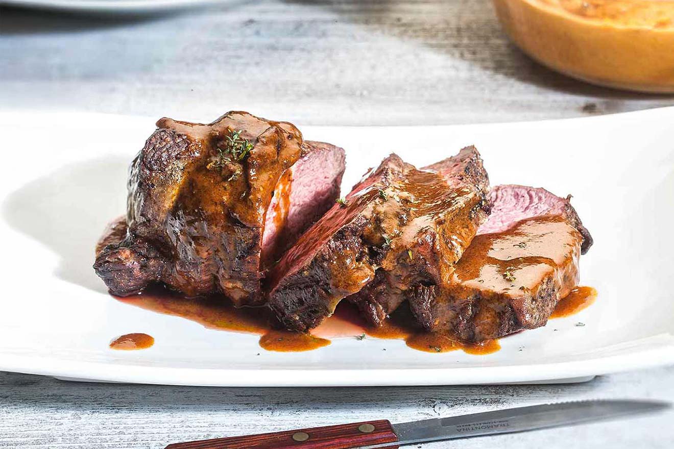 Σπαλομπριζόλα μοσχαρίσια με σάλτσα ψητού