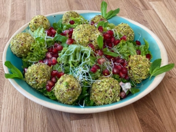 Ανοιξιάτικη σαλάτα με μπουκιές τυριού