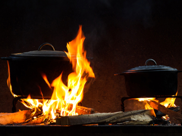 Μαγείρεμα στο τζάκι
