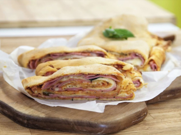 Sicilian pizza scaccia (Σικελιάνικη τυλιχτή πίτσα)
