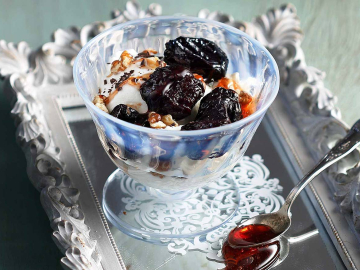 Δαμάσκηνα ποσέ με γιαούρτι και καρύδια