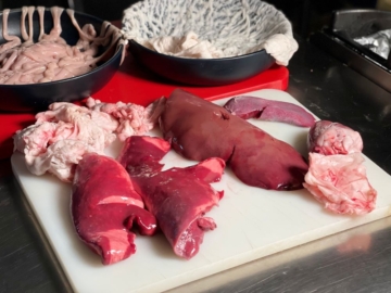 Συκωταριά και έντερα: Καθάρισμα και προετοιμασία για το πασχαλινό τραπέζι