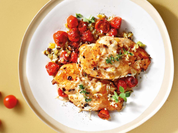 Φιλέτο κοτόπουλο στο φούρνο με ντοματίνια και γραβιέρα