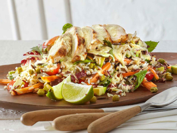 Σαλάτα με καστανό ρύζι και κοτόπουλο