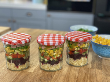 Σαλάτα σε βαζάκια για πικ νικ