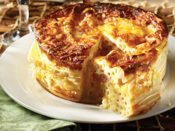 Καλοκαιρινή μακαρονόπιτα με λουκάνικα